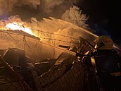 Hasii likvidují poár prmyslové haly ve Vysokém mýt. (22. listopadu 2025)