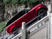 Range Rover Sport vyjídí schody na ínské hoe Tianmen.
