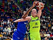 Liliana Banaszaková z Gdyn (vlevo) se snaí zablokovat Emese Hofovou z USK...