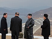 Kim ong-un se prochází po areálu nov otevené elektrárny v provincii Kangwon....