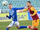 Olomoucký útoník Daniel Vaulín si dlá prostor v souboji s Erikem Hunalem z...