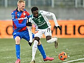 Jablonecký útoník Alexis Alégué se snaí obejít Václava Jemelku z Plzn.