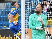 Teplický Michal Bílek slaví gól z penalty vedle pekonaného brankáe Dominika...