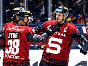 Sparantí hokejisté se radují z gólu Filipa Chlapíka.