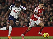 Útoník Leandro Trossard z Arsenalu se snaí uniknout Kevinu Dansovi z...