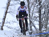 Kristýna Zemanová na trati závodu domácího cyklokrosového poháru v Hlinsku