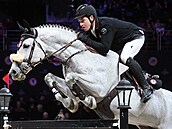 Jezdec Emanuele Gaudiano z vítzného týmu Rome Gladiators ve finále parkurového...