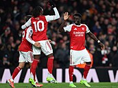 Eberechi Eze z Arsenalu se spoluhrái slaví vstelený gól.