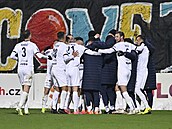 Fotbalisté Slovácka se radují z gólu.