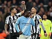 Záloník Bruno Guimaraes z Newcastlu slaví gól v utkání proti Manchesteru City.