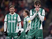 Obránce Adam Kadlec z Bohemians si zah�ívá ruce b�hem utkání proti Slavii