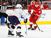 Detroitský útoník Marco Kasper s pukem bhem utkání proti Columbusu