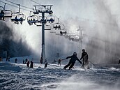 Zahájení lyaské sezóny na Monínci si nenechaly ujít desítky lidí. (22....