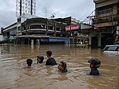 Místní obyvatelé brodí vodou v zaplaveném okrese Hat Yai v thajské provincii...