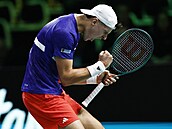 Jakub Men�ík se hecuje ve �tvrtfinále Davis Cupu proti �pan�lsku.