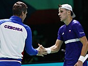 Jakub Meník si podává ruku s kapitánem Tomáem Berdychem ve tvrtfinále Davis...