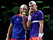 Tomá Machá (vlevo) a Jakub Meník se domlouvají pi tyhe ve tvrtfinále...