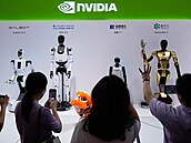 Návtvníci zadávají píkazy robotm na stánku spolenosti Nvidia bhem...