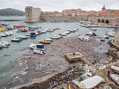 Pro Dubrovník není boj s naplaveným odpadem niím novým. patné poasí se...