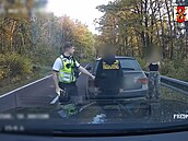 V pronásledovaném BMW si osádka prohodila místa