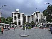 Zelená meita Istiqlal se solárními panely v indonéském hlavním hlavním mst...