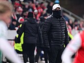 Slávistický trenér Jindich Trpiovský sleduje domácí utkání s Bohemians.