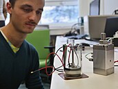 Ondej Muálek s unikátním mícím pístrojem EMU z  VB - TUO. (25. listopadu...