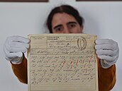 Irena Moravcová ze Zemského archivu v Opav s jedním ze zaifrovaných...