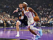 Shai Gilgeous-Alexander z Oklahomy obchází soupee v zápase proti Utahu.