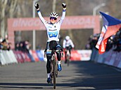 Cyklokrosaka Barbora Bukovská se raduje z vítzství v závodu juniorek na...