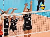 Kateina Holásková (vpravo) sleduje mí, který letí nad sítí.