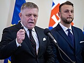 Slovenský premiér Robert Fico a ministr vnitra Matú� �utaj E�tok (22. listopadu...