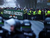 Tisíce lidí v Giessenu protestují proti zaloení mládenické organizace AfD....