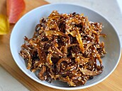 Jerky z hlívy ústiné, posypané bílým sezamem. Jedna z moných variant.