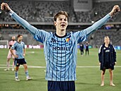 Dánský útoník August Priske, syn sparanského trenéra Briana, slaví s fanouky...