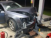 idi nezvládl vyjet z benzinky, naboural do sloupu. Nadýchal 2,53 promile....