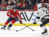 Centr Washingtonu Dylan Strome vede puk, proti nmu zasahuje Phillip Danault z...