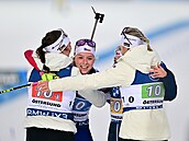 eské biatlonistky se v cíli radují ze tetího místa v enské tafet Svtového...