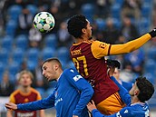 Útoník Dukly Praha Namory Cissé v hlavikovém souboji s hrái Baníku Ostrava.
