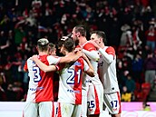 Hrá�i Slavie se radují po prom�n�né penalt� Mojmíra Chytila.
