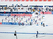 Start muské tafety na 4×7,5 km ve védském Östersundu.