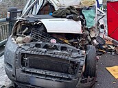 idi dodávky narazil zezadu do kamionu. Svým zranním na míst podlehl.