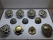 Výstava mapuje cestu obyejného knoflíku, který se stal vyznamenáním i odznakem...