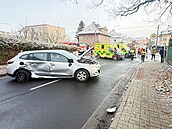 Na kiovatce v Chebu se srazilo osobní auto se sanitou jedoucí k pacientovi.