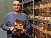 editel Státního okresního archivu Cheb Karel Halla s knihou zápis z jednání...