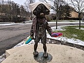 Hurvínek dostal na zimu slu�ivou �apku, rukavice i �álu.