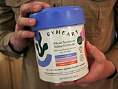 Dóza s dtskou výivou znaky ByHeart, která byla nedávno staena z prodeje....