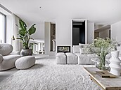 Nejen uitím lomených odstín bílé barvy dnes obývací prostor dýchá klidem....