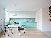 Hlavním spoleenským centrem se stal prostorný obývací pokoj s kuchyským...