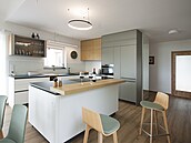 Kuchyský ostrvek s varnou deskou slouí i jako barový pult i pro...